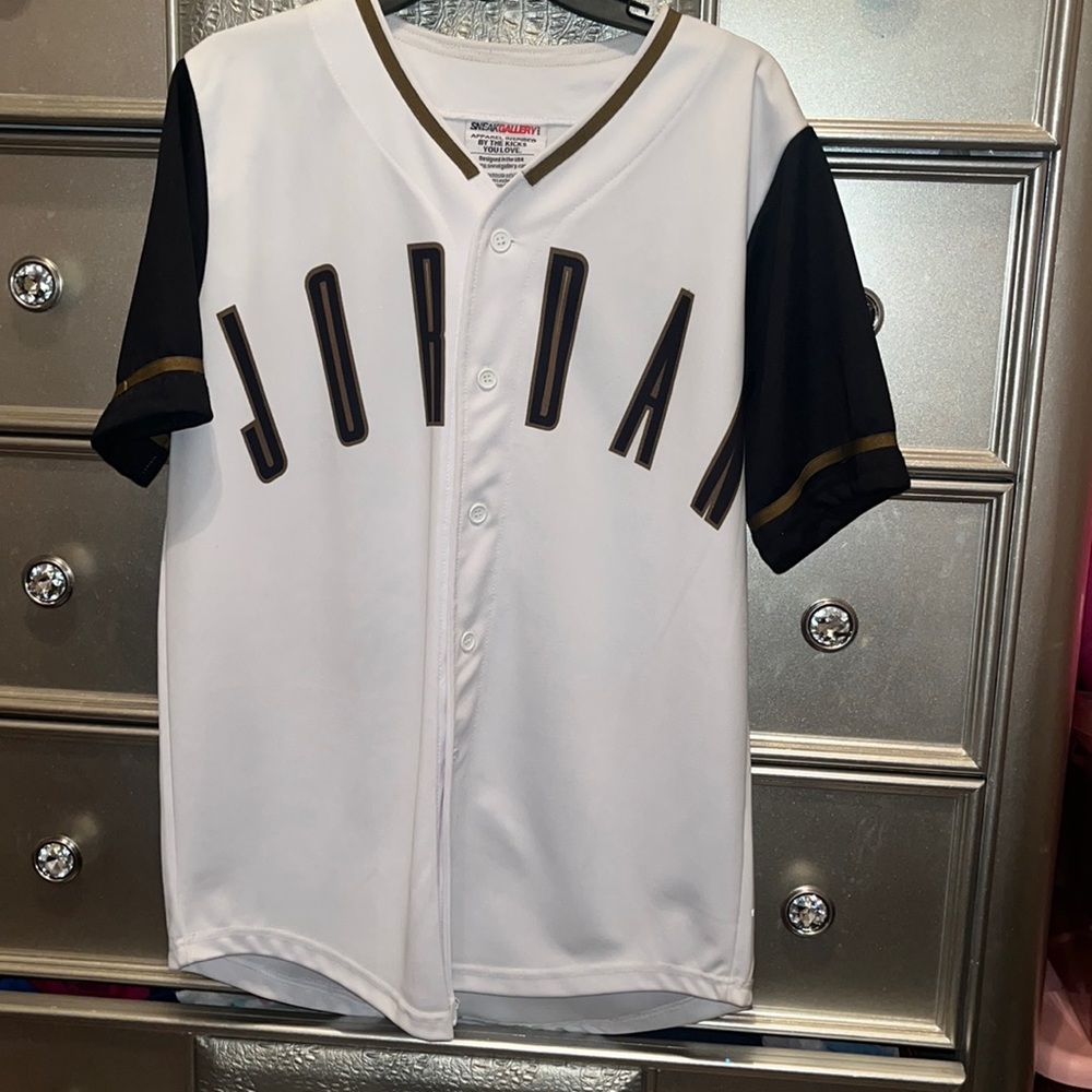 Sneak gallery, Jordan shirt with air Jordan.